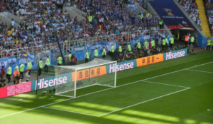 biển quảng cáo LED sân bóng đá phía sau khung thành